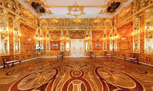 Được xem là "Kỳ quan thứ 8", căn phòng hổ phách (Amber Room) là báu vật vô giá. Căn phòng hổ phách được làm từ vàng nguyên chất cùng số lượng lớn đá quý.