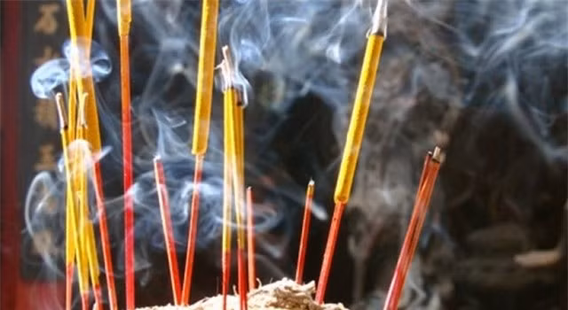 Trong khi đó, nếu một thanh niên kết hôn với cô gái đã chết sẽ đem bài vị của vợ mới cưới về nhà để thờ cúng sau khi tổ chức đám cưới ma.