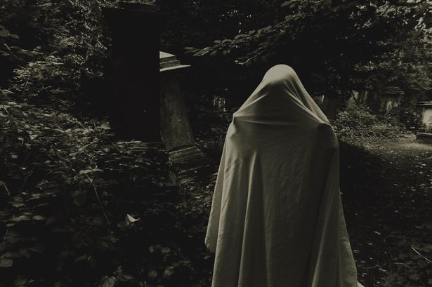 Để thực hiện đám cưới ma, các gia đình đi tìm những đối tượng khác giới (đã chết) để hợp táng.