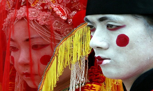 Theo quan niệm dân gian, linh hồn người quá cố chỉ có thể yên nghỉ khi gia đình tổ chức hôn lễ cho họ. Nhờ vậy, họ sẽ không còn cô đơn khi ở thế giới bên kia.