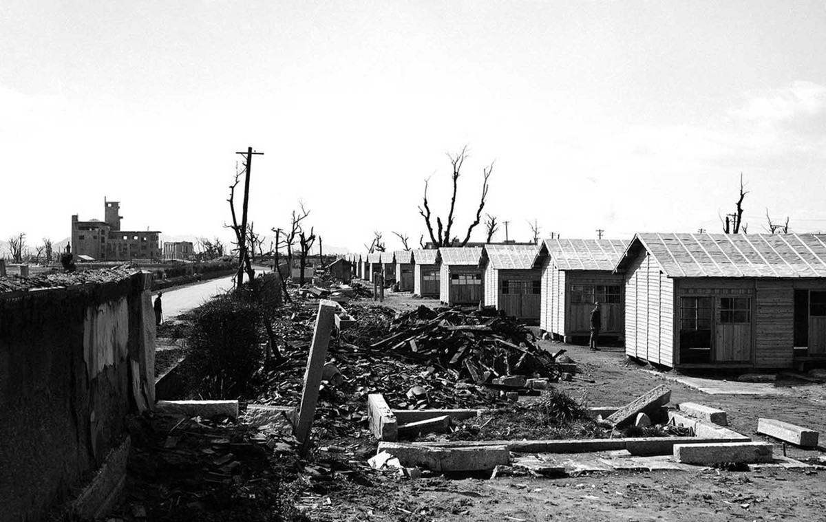 Bên phải ảnh là những ngôi nhà mới được xây dựng tại khu vực hoang tàn bị thiệt hại nặng nề trong vụ Mỹ ném bom nguyên tử xuống Hiroshima, Nhật Bản. Ảnh chụp ngày 11/3/1946.