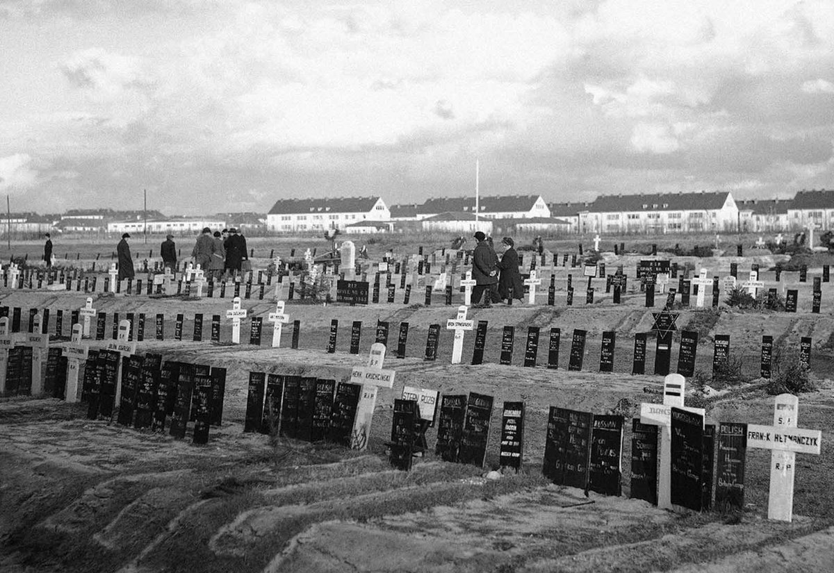 Ảnh chụp tại nghĩa trang ở Belsen, Đức ngày 28/3/1946. Theo ước tính, khoảng 13.000 người chết tại trại tập trung Belsen của phát xít Đức trước khi nơi này được quân đồng minh giải phóng. Các nạn nhân thiệt mạng tại trại tập trung này được chôn cất tại nghĩa trang.