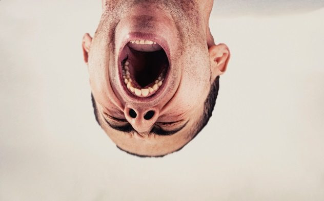 Để thực hiện điều này, người hành quyết sẽ kéo ngọn của hai ngọn cây gần nhất. Kế đến, người ta buộc mỗi chân của phạm nhân vào một ngọn cây trước khi thả ra để 2 cái cây trở về vị trí ban đầu. Hậu quả là cơ thể phạm nhân bị xé làm đôi.