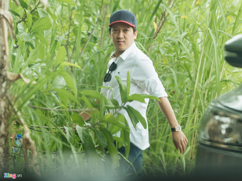 Trường Giang ra khỏi xe và nhanh chóng di chuyển vào nhà. Trong thời gian yêu Nhã Phương, anh cũng đã có dịp về thăm ngôi nhà này. Họ hàng Nhã Phương đều biết và quý mến anh.