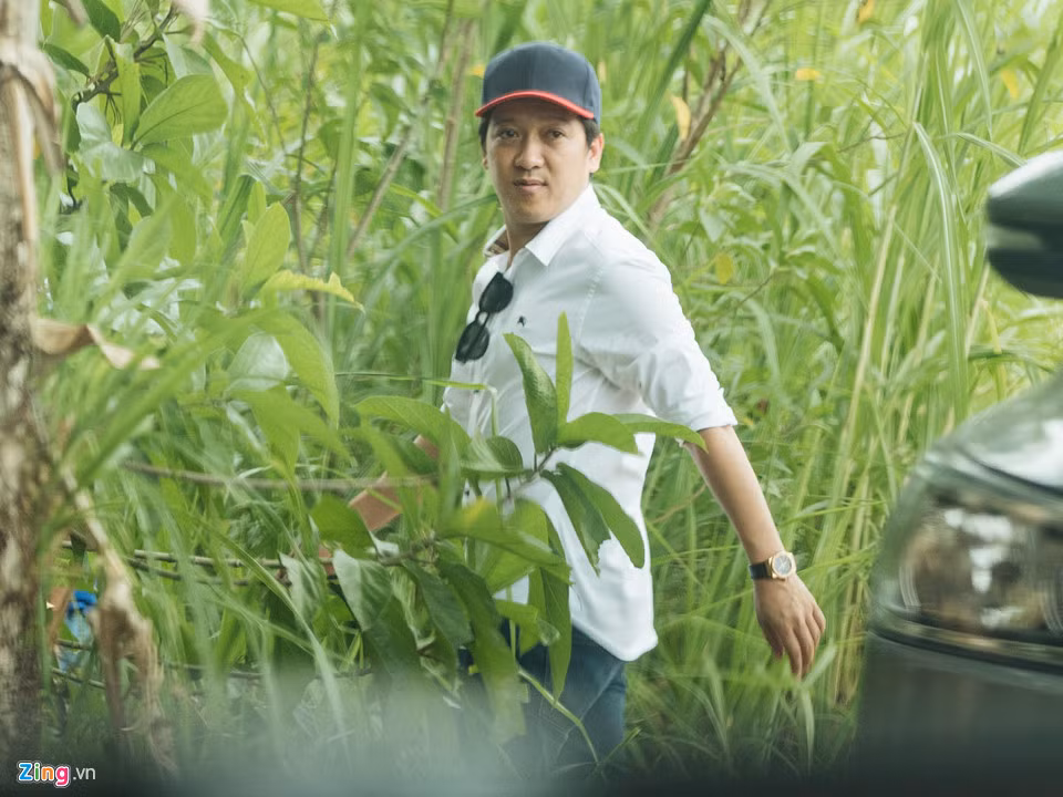 Trường Giang ra khỏi xe và nhanh chóng di chuyển vào nhà. Trong thời gian yêu Nhã Phương, anh cũng đã có dịp về thăm ngôi nhà này. Họ hàng Nhã Phương đều biết và quý mến anh.