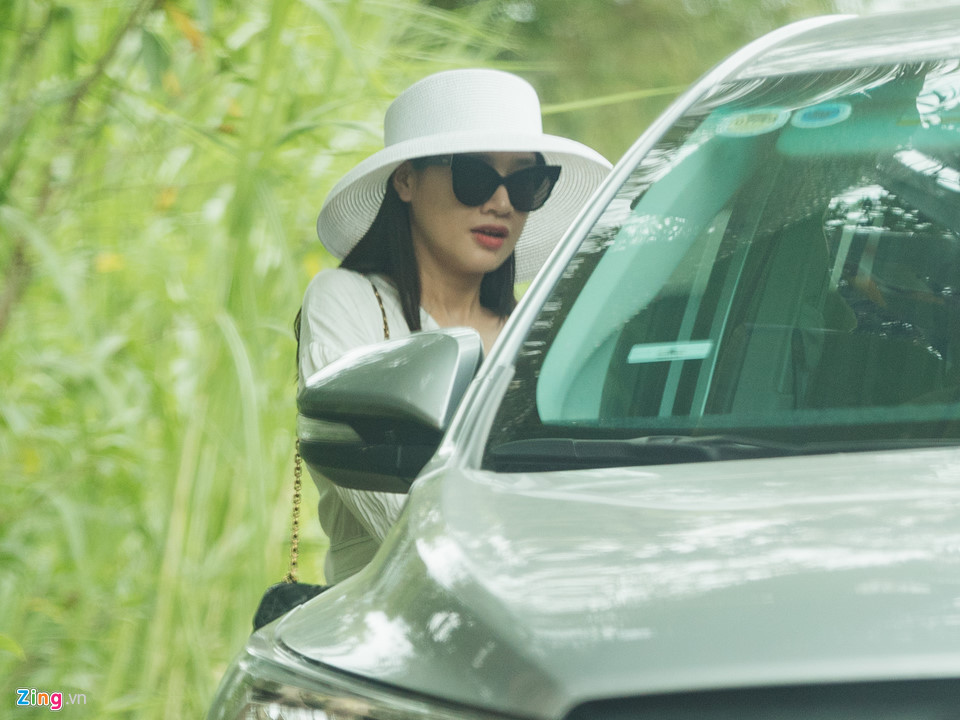 Nữ diễn viên trông tươi tắn, rạng rỡ trong bộ trang phục trắng kết hợp với mũ rộng vành màu trắng. Trong lễ đính hôn, cô diện áo cưới trắng ngà do người bạn Chung Thanh Phong thiết kế. Người thân kể trong bữa tiệc, Nhã Phương rất xinh đẹp, nền nã và có nhiều khoảnh khắc thể hiện sự xúc động.