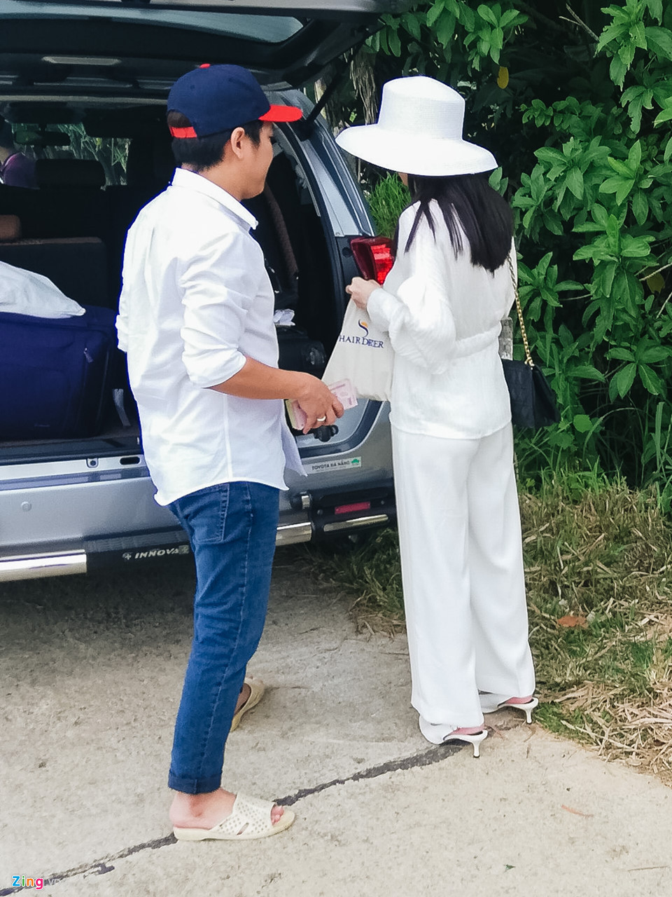 Ngôi nhà nơi Trường Giang và Nhã Phương về thăm là nhà cô ruột tại Quảng Nam. Đây là nơi cha mẹ Nhã Phương sống trước đây và cũng là nơi đặt bàn thờ tổ tiên.