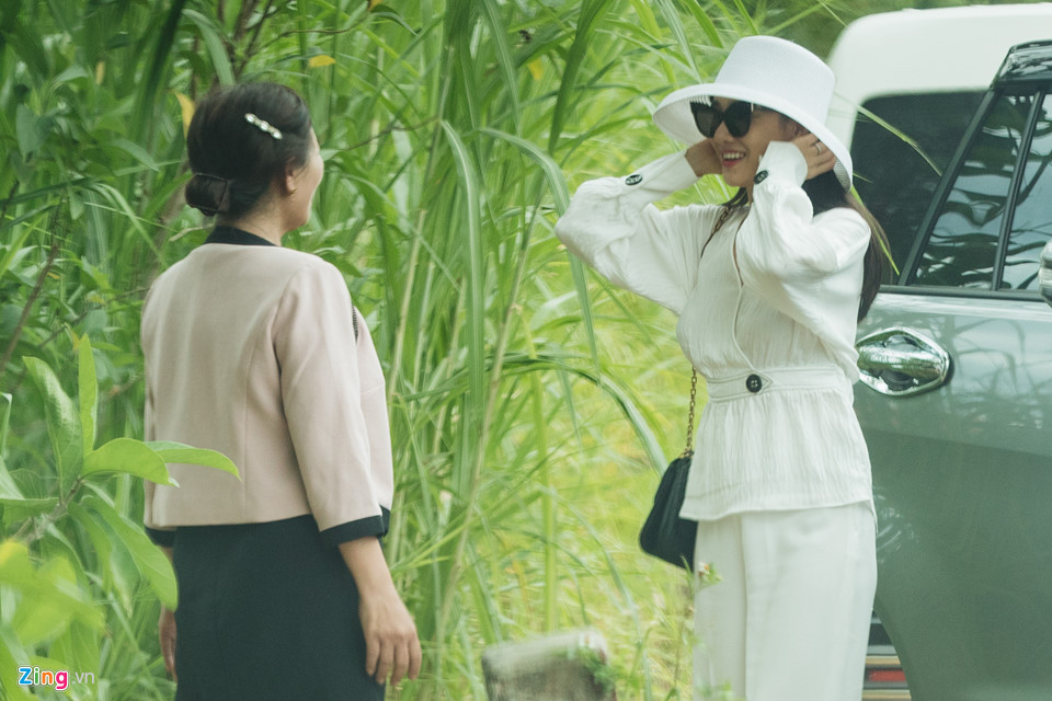 Nhã Phương chào hỏi mẹ. Bà đứng đợi con gái một lúc lâu trước khi cô tới và vui vẻ trò chuyện với những người họ hàng, hàng xóm xung quanh. Tối qua, người mẹ cũng khóc khi trao của hồi môn cho con gái.