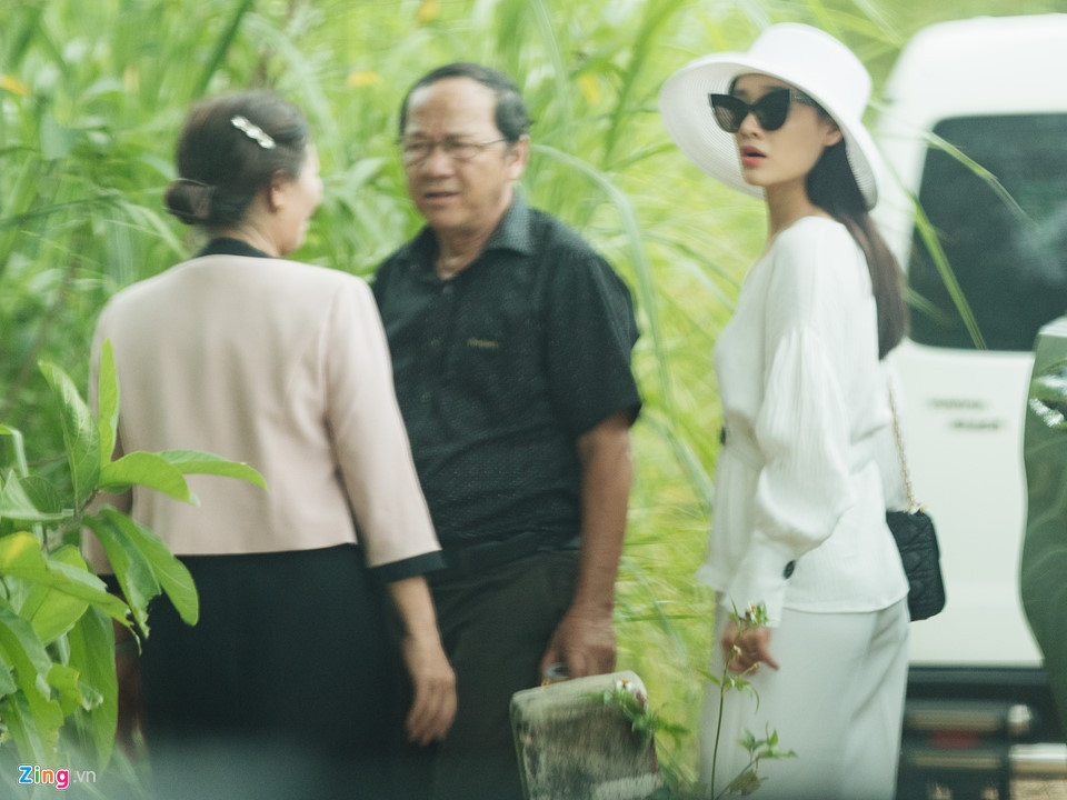 Nhã Phương bên cha mẹ. Ông bà đều chúc phúc cho con gái và hài lòng với con rể Trường Giang vì tình yêu anh dành cho cô. Cha Nhã Phương cũng tự hào khoe lên trang cá nhân một bức ảnh chụp tại resort nơi diễn ra lễ đính hôn.