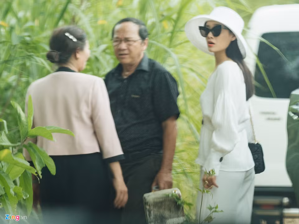 Nhã Phương bên cha mẹ. Ông bà đều chúc phúc cho con gái và hài lòng với con rể Trường Giang vì tình yêu anh dành cho cô. Cha Nhã Phương cũng tự hào khoe lên trang cá nhân một bức ảnh chụp tại resort nơi diễn ra lễ đính hôn.