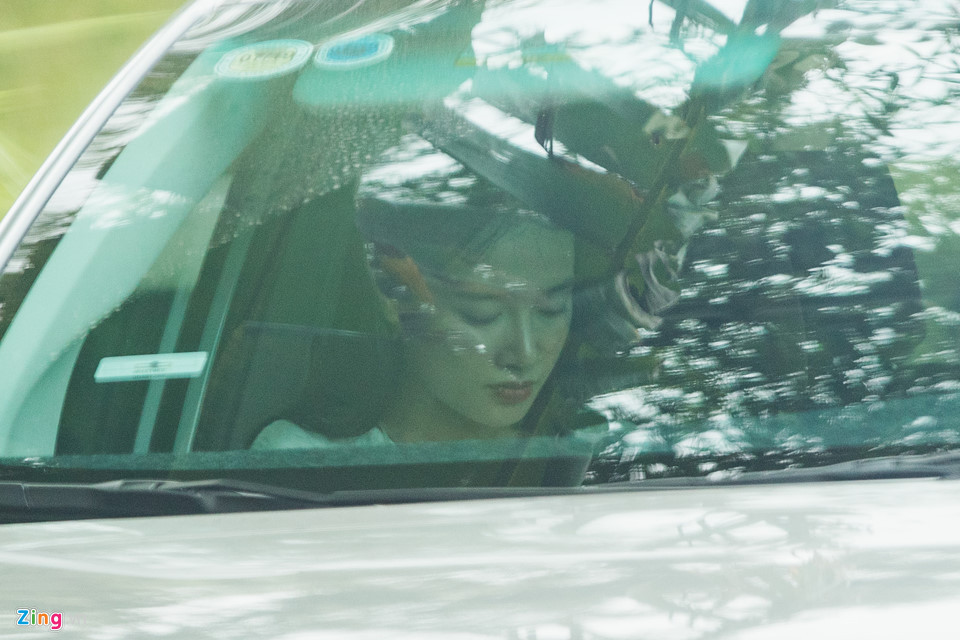 Sau đó, Nhã Phương di chuyển lên ghế ngồi phía trước để chuẩn bị một số phần quà tặng cho họ hàng trước khi bước vào nhà.