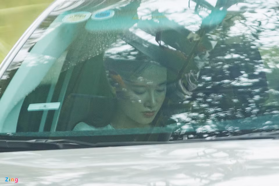 Sau đó, Nhã Phương di chuyển lên ghế ngồi phía trước để chuẩn bị một số phần quà tặng cho họ hàng trước khi bước vào nhà.