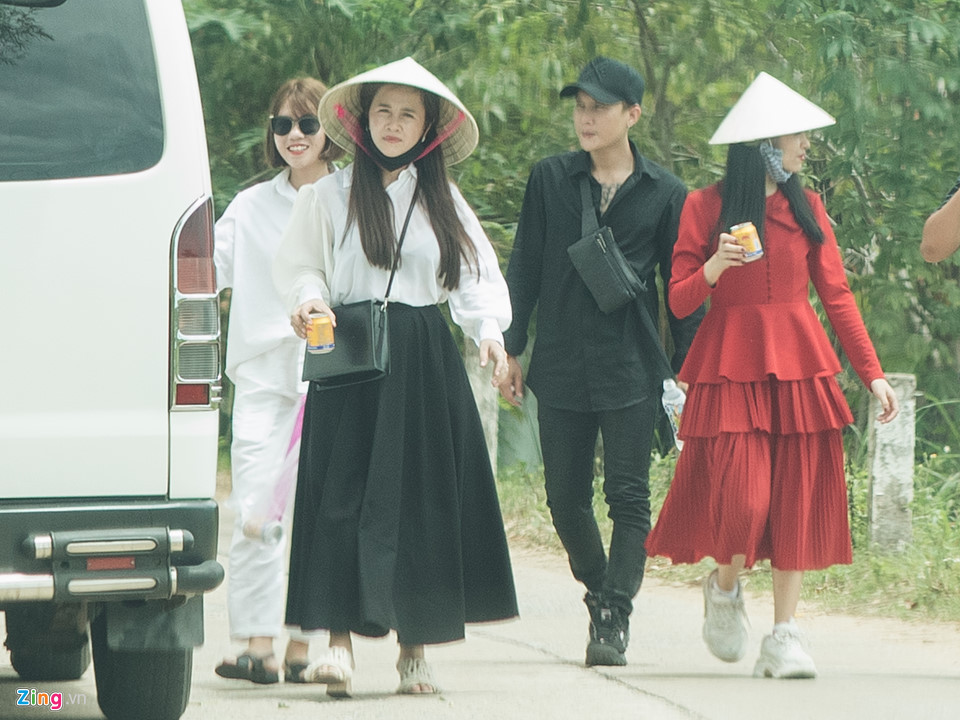 Những người họ hàng cùng cha mẹ Nhã Phương về trước. Tất cả đều rất vui vẻ, phấn khởi sau khi dự lễ đính hôn vào tối hôm trước. Sau khi về thăm bên Nhã Phương, đoàn mới di chuyển về Tam Kỳ, Quảng Nam để thắp hương cho tổ tiên và thăm họ hàng phía Trường Giang.