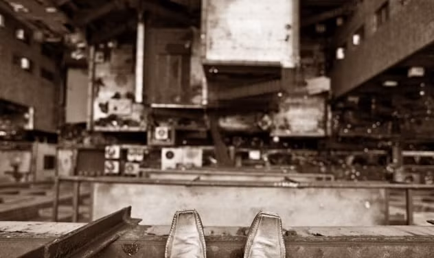 Cụ thể, vào năm 1962, Pauline Otton thuê phòng tại khách sạn Cecil của Mỹ và nhảy từ tầng 9 xuống đất. Hậu quả là cô tử vong ngay lập tức và gây ra cái chết của một người qua đường khi ấy là George Gianinni.