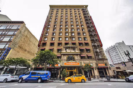 Tuy nhiên, nhiều người biết đến khách sạn Cecil bởi quá khứ "đen tối" như đây là nơi ở của một số tên sát nhân khét tiếng, những cái chết bí ẩn, người muốn tự tử hay những hồn ma ám ảnh...