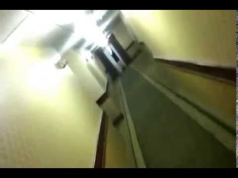 Không chỉ là nơi ở của một số kẻ sát nhân trong quá trình gây án, khách sạn Cecil còn bị đồn ma ám. Một số khách thuê phòng tại khách sạn này phản ánh rằng nhìn thấy một số hồn ma đáng sợ hoặc bị những linh hồn trêu ghẹo.