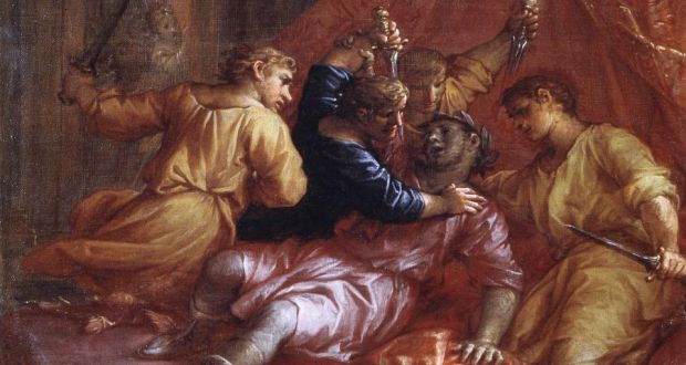 Một trong những nguyên nhân ông hoàng Commodus bị ám sát xuất phát từ việc quân đội bất bình với hành vi lạm quyền của Commodus trong đó có chuyện buộc các đấu sĩ phải nhận thua trước hoàng đế ở đấu trường La Mã.