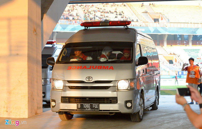 Hung Dung duoc dua toi benh vien ngay giua tran gap Olympic Nhat Ban