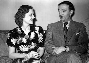 Thêm nữa, Vua Zog I chỉ trọng dụng những người làm nhiệm vụ đảm bảo an toàn tính mạng của mình là các thành viên trong gia đình cũng như những người thân tín, trung thành nhất. Mời quý độc giả xem video: Tưởng niệm 50 năm ngày Tổng thống Kennedy bị ám sát (nguồn: VTC14)