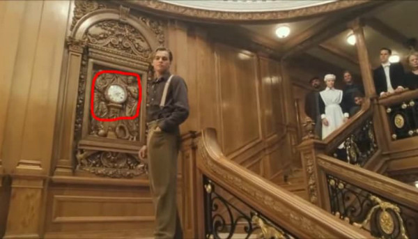Trong cảnh gần cuối phim "Titanic", nhân vật Rose và Jack gặp nhau ở cầu thang khi đồng hồ chỉ 2h20 sáng. Trên thực tế, con tàu Titanic xấu số gặp thảm kịch chìm tàu năm 1912 vào đúng thời điểm 2h20 sáng.