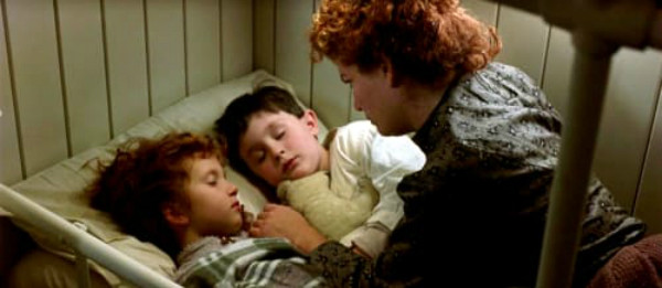 Trong một cảnh quay của bộ phim "Titanic", người mẹ cố trấn an 2 con nhỏ lúc tàu chìm bằng cách kể câu chuyện Tír na nÓg - thiên đường trong Thần thoại Celtic. Tên câu chuyện này có nghĩa là "Vùng đất dưới sóng" vì đi dưới nước là một trong những cách thức đi đến vùng đất thiên đường.