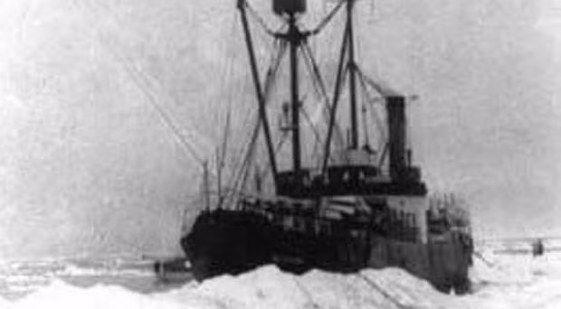 Tuy nhiên, vào tháng 10/1931, con tàu Baychimo 2 lần gặp sự cố mắc kẹt trong tảng băng lớn ở khu vực gần thành phố Barrow, Alaska khi đang trên đường trở về bến cảng.