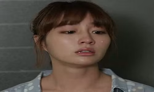 Co gai khong ngo bi soi hai thu tren ban tay ngay ra mat