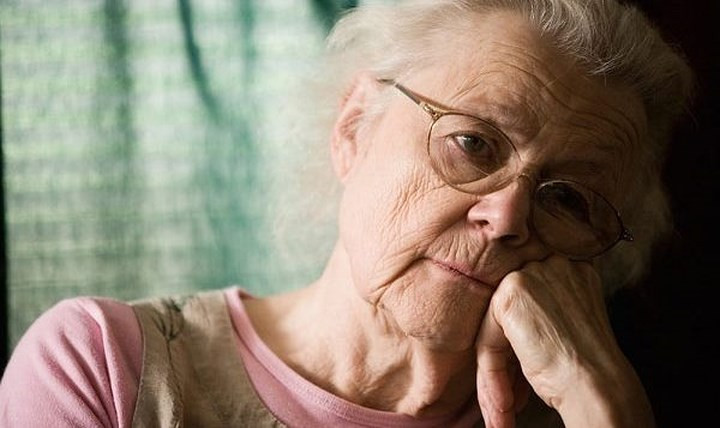 Suy giảm trí nhớ: Việc thiếu máu não dẫn đến máu không được đẩy lên đủ để não bộ có thể hoạt động. Hiện tượng nhức đầu, hoa mắt, chóng mặt… xảy ra thường xuyên sẽ khiến bệnh nhân giảm dần trí nhớ, quên nhanh mọi việc. Suy giảm trí nhớ vừa do tình trạng lão hóa ở tế bào não, thoái hóa não, teo não, vừa do tình trạng thiếu máu nuôi não.