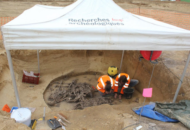 Thi thể của những người xấu số được xếp chồng lên nhau cho thấy họ bị giết chết trước khi chôn cất tại silo. Đây được xem bằng chứng về một cuộc thảm sát tàn bạo.