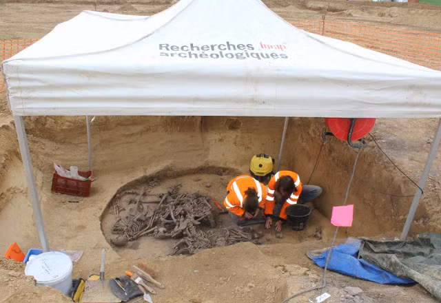 Thi thể của những người xấu số được xếp chồng lên nhau cho thấy họ bị giết chết trước khi chôn cất tại silo. Đây được xem bằng chứng về một cuộc thảm sát tàn bạo.