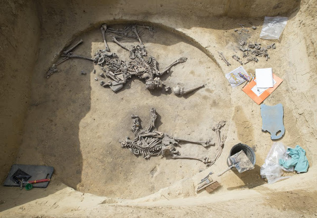 Theo kết quả nghiên cứu của các chuyên gia, 10 người bị chặt đứt tay vào khoảng 6.000 năm trước. Những người này trải qua cái chết đầy đau đớn với nhiều vết thương ở chân, tay và hộp sọ.