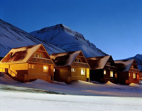 Điều này xuất phát từ việc Longyearbyen nằm ở vùng bắc cực của Na Uy. Khu nghĩa trang ở Longyearbyen có lớp đất đóng băng vĩnh viễn kèm thêm nhiệt độ quá lạnh khiến thi thể không phân hủy.