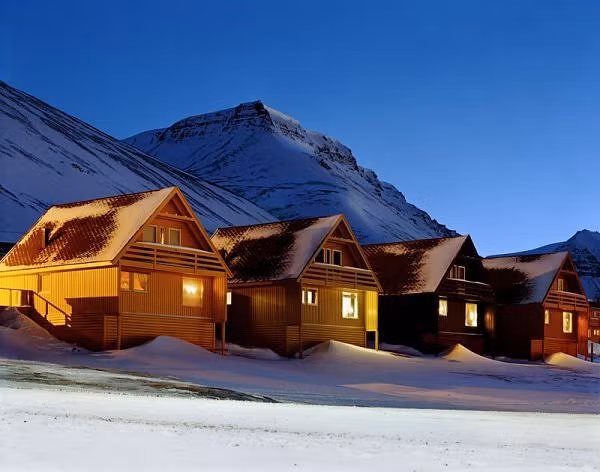 Điều này xuất phát từ việc Longyearbyen nằm ở vùng bắc cực của Na Uy. Khu nghĩa trang ở Longyearbyen có lớp đất đóng băng vĩnh viễn kèm thêm nhiệt độ quá lạnh khiến thi thể không phân hủy.