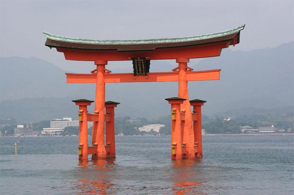Để gìn giữ sự thiêng liêng, ngôi đền được xây dựng trên mặt nước. Người dân Miyajima thời xưa muốn vào ngôi đền Itsukushima thì phải neo thuyền ở ngoài cổng đền.