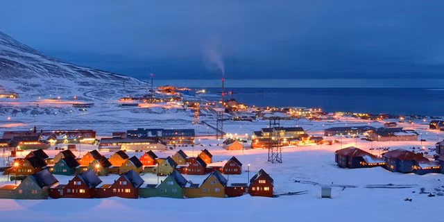 Thị trấn Longyearbyen ở Na Uy là địa điểm đặc biệt trên thế giới khi cái chết bị coi là bất hợp pháp. Những người ốm nặng có thể qua đời thường được đưa tới các thành phố khác để điều trị bằng tàu biển hay máy bay.