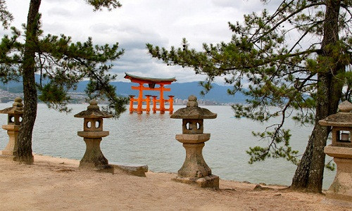 Nguyên do là vì đền Itsukushima cổ kính được xây dựng để tưởng nhớ 3 trinh nữ, con gái của vị thần biển và giông bão Susano-o no Mikoto.