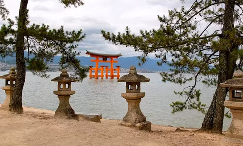 Nguyên do là vì đền Itsukushima cổ kính được xây dựng để tưởng nhớ 3 trinh nữ, con gái của vị thần biển và giông bão Susano-o no Mikoto.