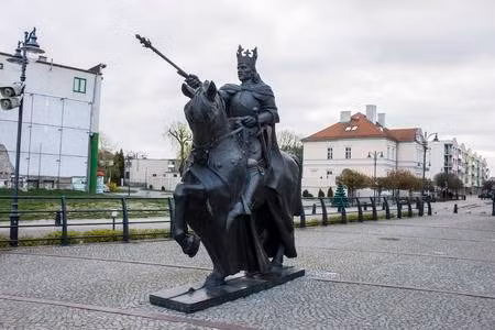 Trước sự việc kỳ lạ trên, các nhà khoa học đã thực hiện cuộc điều tra nhằm tìm hiểu nguyên nhân cái chết của nhóm khảo cổ tìm ra mộ vua Kazimierz Jagiellończyk có thật sự liên quan đến lời nguyền bí ẩn hay không.