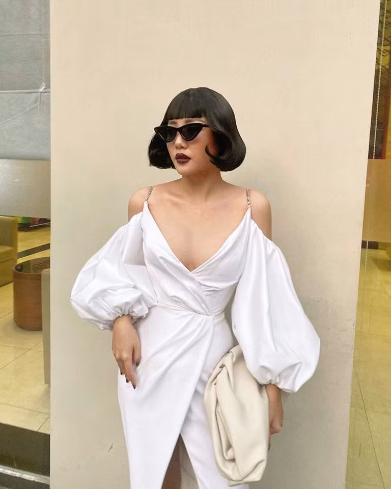 Trước sự cố của Văn Mai Hương, đồng loạt sao Việt đã lên tiếng bênh vực nữ ca sĩ, chỉ trích hành vi phát tán clip của Văn Mai Hương là vô đạo đức, vi phạm pháp luật.