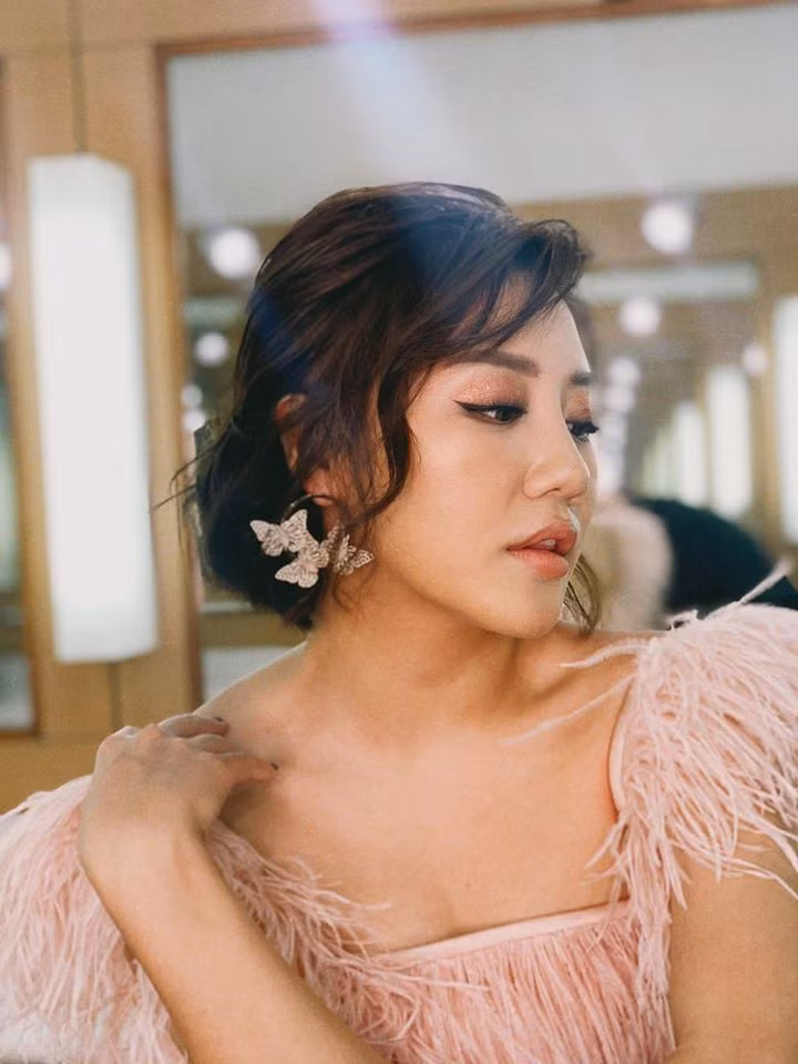 Đối mặt với cú sốc bị phát tán clip nóng, Văn Mai Hương suy sụp, tuyệt vọng từng "chỉ muốn chết".