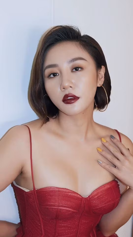 Tuy nhiên, trước sự động viên bảo vệ của người thân, đồng nghiệp, nữ ca sĩ đã bình tâm trở lại.