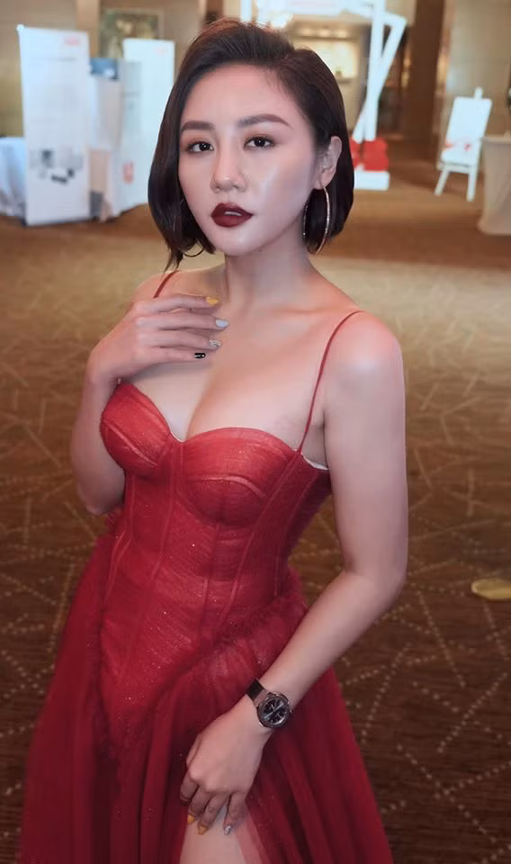 Mới nhất trong cuộc trò chuyện với Phạm Quỳnh Anh, Văn Mai Hương bày tỏ: “Em đỡ hơn rồi, tại hồi sáng em sốc, giờ ổn định rồi. Em cảm ơn chị. Thấy mọi người thương, em cũng xúc động lắm”.