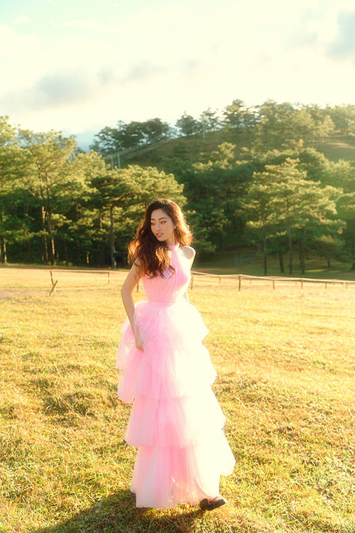 Để chụp bộ ảnh này Lương Thuỳ Linh phải thức dậy từ 2 giờ sáng trang điểm, làm tóc và cô chỉ có vỏn vẹn 5 phút để “thả dáng" cùng bình minh.