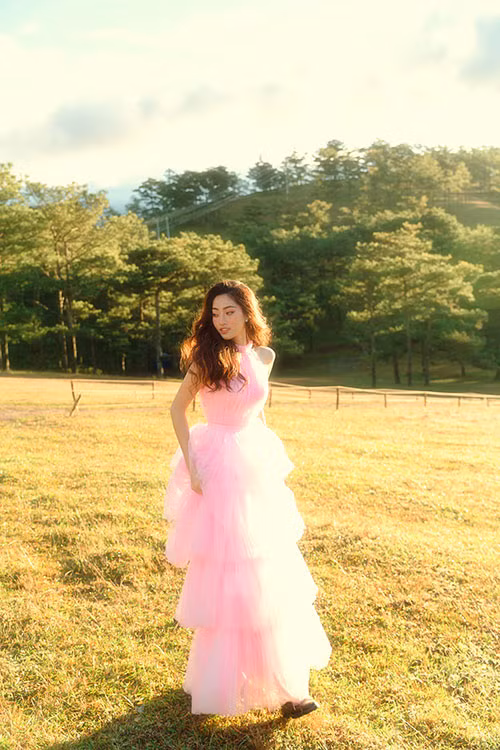 Để chụp bộ ảnh này Lương Thuỳ Linh phải thức dậy từ 2 giờ sáng trang điểm, làm tóc và cô chỉ có vỏn vẹn 5 phút để “thả dáng" cùng bình minh.