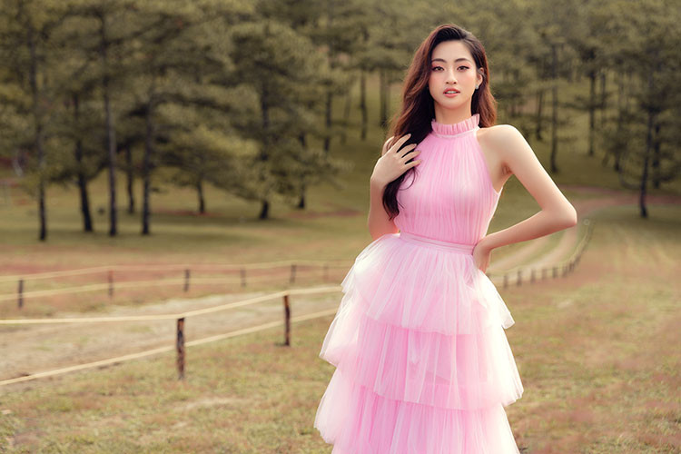 Được biết Hoa hậu Lương Thùy Linh sẽ trở về Việt Nam vào ngày 17/12. Người đẹp sẽ có mặt tại Đà Lạt với vai trò đại sứ hình ảnh của Festival Hoa Đà Lạt 2019.