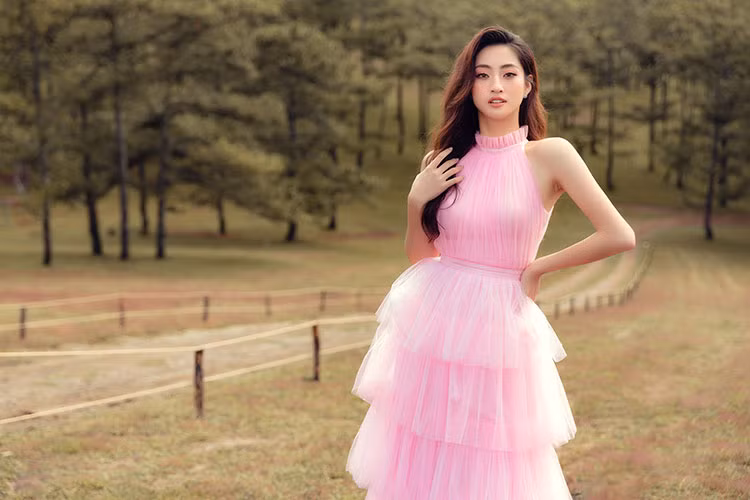 Được biết Hoa hậu Lương Thùy Linh sẽ trở về Việt Nam vào ngày 17/12. Người đẹp sẽ có mặt tại Đà Lạt với vai trò đại sứ hình ảnh của Festival Hoa Đà Lạt 2019.