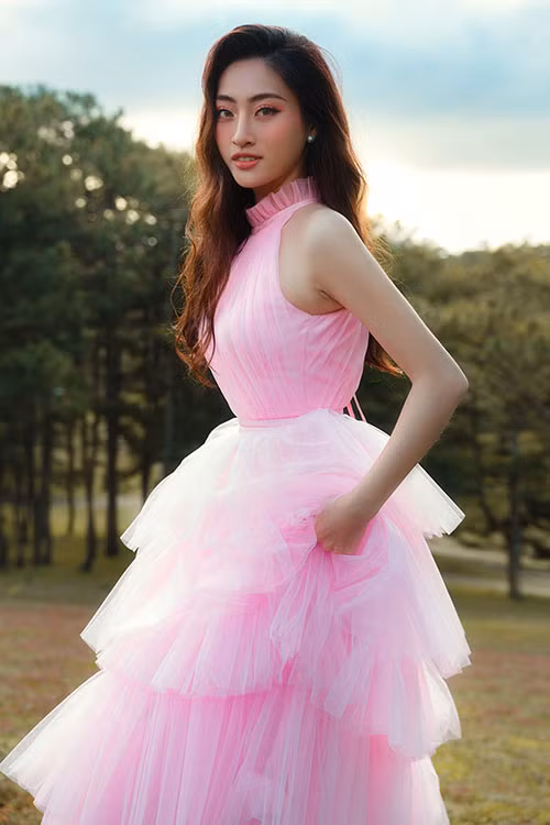 Trước đó, Lương Thùy Linh đại diện Việt Nam tham gia cuộc thi Hoa hậu Thế giới, diễn ra tại London, Anh.