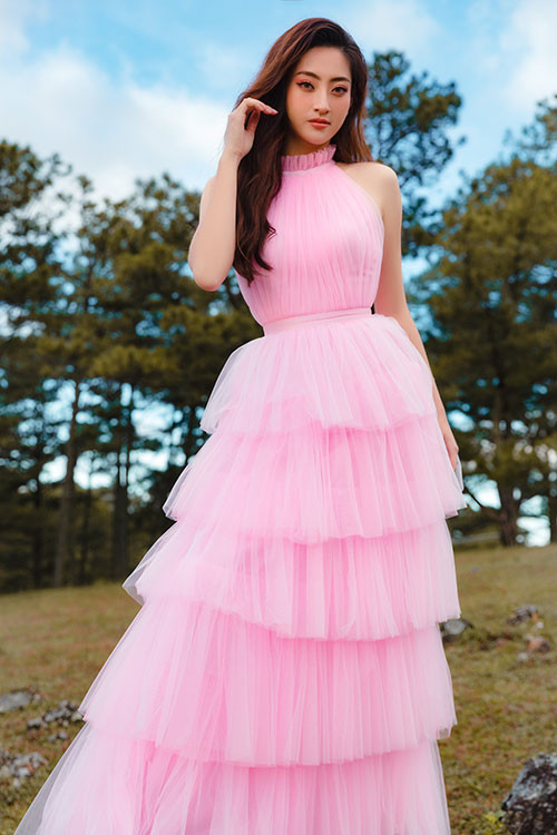 Cô cũng đạt được những thành tích nổi bật như top 10 Top Model và top 10 Dự án nhân ái xuất sắc nhất.