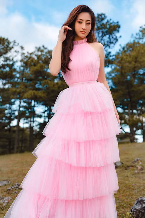 Cô cũng đạt được những thành tích nổi bật như top 10 Top Model và top 10 Dự án nhân ái xuất sắc nhất.