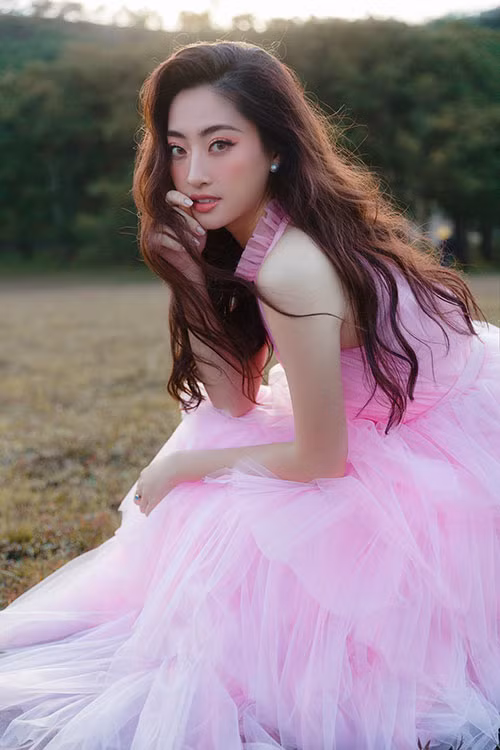 Lương Thuỳ Linh chia sẻ: “Được trở thành đại sứ của Festival Hoa Đà Lạt lần thứ VIII là một niềm vinh hạnh lớn dành cho Linh. Bởi thông qua lễ hội văn hoá này, Linh mới có thể mang những vẻ đẹp tự nhiên cũng như bản sắc văn hoá truyền thống của Việt Nam đến với quốc tế”.